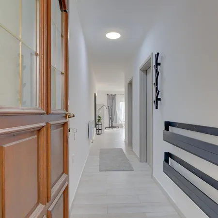 Διαμέρισμα Leda With Private Parking