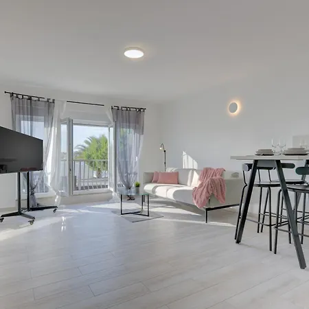 Leda With Private Parking Apartment