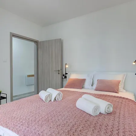 Leda With Private Parking Apartman Medulin
