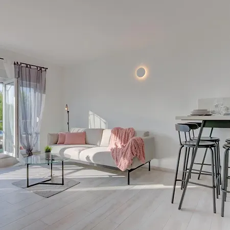 Leda With Private Parking *