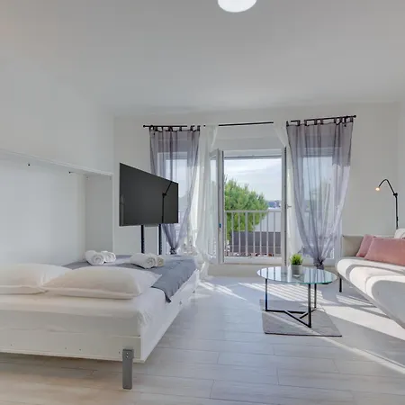 Leda With Private Parking Apartment